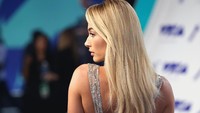 Pesona Hailey Baldwin terpancarkan kala hadir dengan jumpsuit sequin transparan. Phillip Faraone/Getty Images/detikFoto.