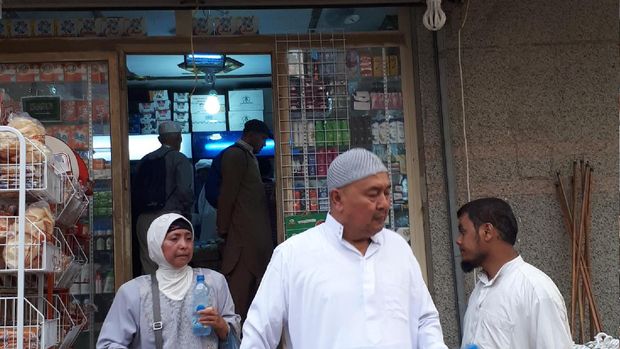 Imam menyebut haji khusus bertarif USD 8.000, sedangkan reguler biasa USD 6.000. 