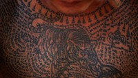 Belum lagi, banyak orang yang minta banyak diberikan tato di tubuhnya. Dari di lengan, penggung, dada, perut, kepala sampai di lidah (Foto: Damir Sagolj/Reuters)