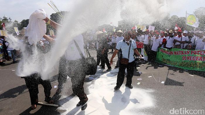 Tuntut Harga Gula Naik, Ribuan Petani Tebu Demo di Istana Ribuan petani tebu dari berbagai daerah berunjuk rasa di depan Istana Negara. Mereka menuntut harga gula naik, khususnya harga gula lokal yang semakin rendah.