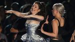 Lorde Lagi-lagi Tampil Aneh di Panggung