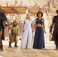 Game of Thrones season 7 ditutup dengan cerita dan scene mengejutkan. Kini GoT pun viral jadi perbincangan netizen. Sambil menunggu season terakhir tahun 2019 mendatang, simak dulu wajah para pemainnya yang ternyata sangat berbeda penampilannya di dunia nyata dan di film.