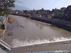 Kemarau, Ketinggian Air Sungai Cimanuk di Garut Menyusut
