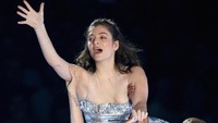 Lorde diangkat oleh para penarinya sambil bernyanyi. Foto: Frederick M. Brown/Getty Images