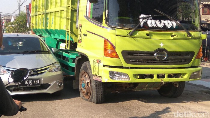 Kemacetan terjadi di Jalan Raya Hankam dari arah putaran Pondok Gede menuju ke Plaza Pondok Gede. Padatnya arus kendaraan disebabkan adanya truk yang mengalami pecah ban.