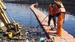 Coba Lihat, Begini Kerja Keras Petugas Bersihkan Sungai di Jakarta