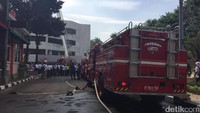 Kebakaran yang dilaporkan terjadi sekitar pukul 08.45 WIB menimbulkan asap dari lantai 3 ke lantai atas termasuk lantai 2. 