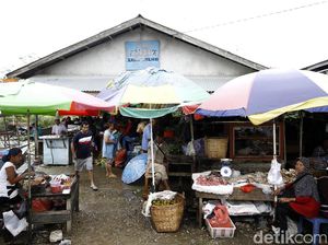 Berbelanja dengan Dua Mata Uang di Pasar Tradisional Entikong