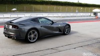 Dalam kesempatan ini, detikOto menggunakan mode Sport saat menggeber mobil ini. Keluar dari pit lane, detikOto langsung ngegas Ferrari 812 Superfast ini. Rasanya cukup luar biasa. Mobil langsung merespons cepat.