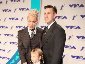 Cute! Gaya Kompak Pink dan Keluarga Berbalut Setelan Jas di MTV VMA