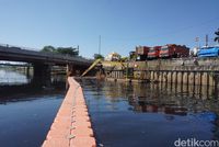 Kerja Keras Bersihkan Sampah di Kanal Banjir Barat