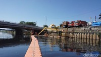 Kalau kali Kanal Banjir Barat per hari volume sampah 10 sampai 18 meter kubik. Itu bila tidak hujan. Satu ton sampah dihasilkan dari 2,71 meter kubik. Sehari-hari ada 5 ton, ucap pengawas UPK Badan Air, Sahbani (Foto: Arief Ikhsanudin/detikcom)