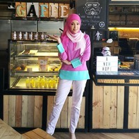 Erra Fazira berbusana kasual memakai sentuhan warna yang terang seperti pink-tosca dan celana putih. Jilbabnya pun dibuat senada seperti busananya. Foto: Dok. Instagram @errafazira