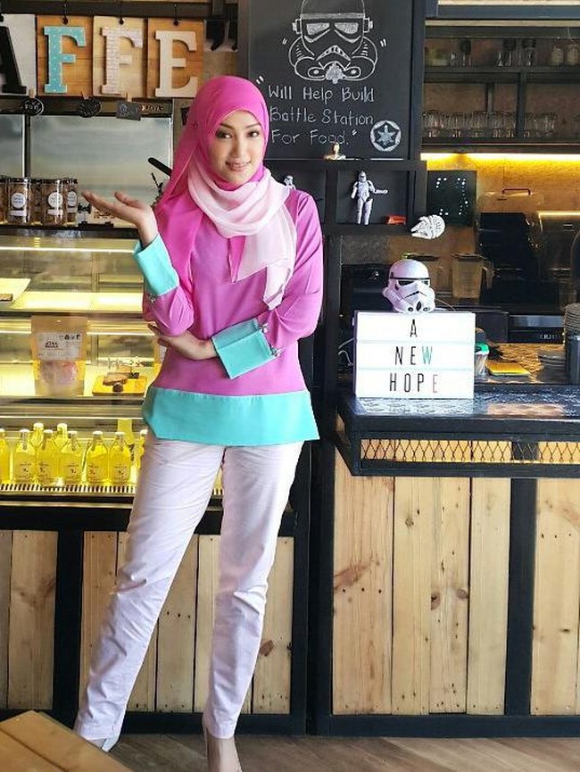 Erra Fazira berbusana kasual memakai sentuhan warna yang terang seperti pink-tosca dan celana putih. Jilbabnya pun dibuat senada seperti busananya. Foto: Dok. Instagram @errafazira
