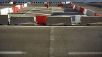 Berikutnya adalah perbatasan antara Prancis dan Italia yang berada di antara Kota Menton dan Grimaldi. Uniknya, perbatasan kedua negara Uni Eropa itu merupakan sebuah jalan bernama D6327 yang tidak tampak jelas. Apabila diperhatikan, jalan tersebut tampak sedikit berbeda. Jalan di salah satu negara tampak lebih baik dari negara lainnya. Alasannya kondisi jalan di perbatasan yang berbeda karena perawatan masing-masing negara (Foto: Valerio Vincenzo/CNN Travel)