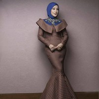 Gaya hijab Erra Fazira tampak simpel dan elegan. Seperti ketika ia menggunakan terusan panjang ini. Foto: Dok. Instagram @errafazira