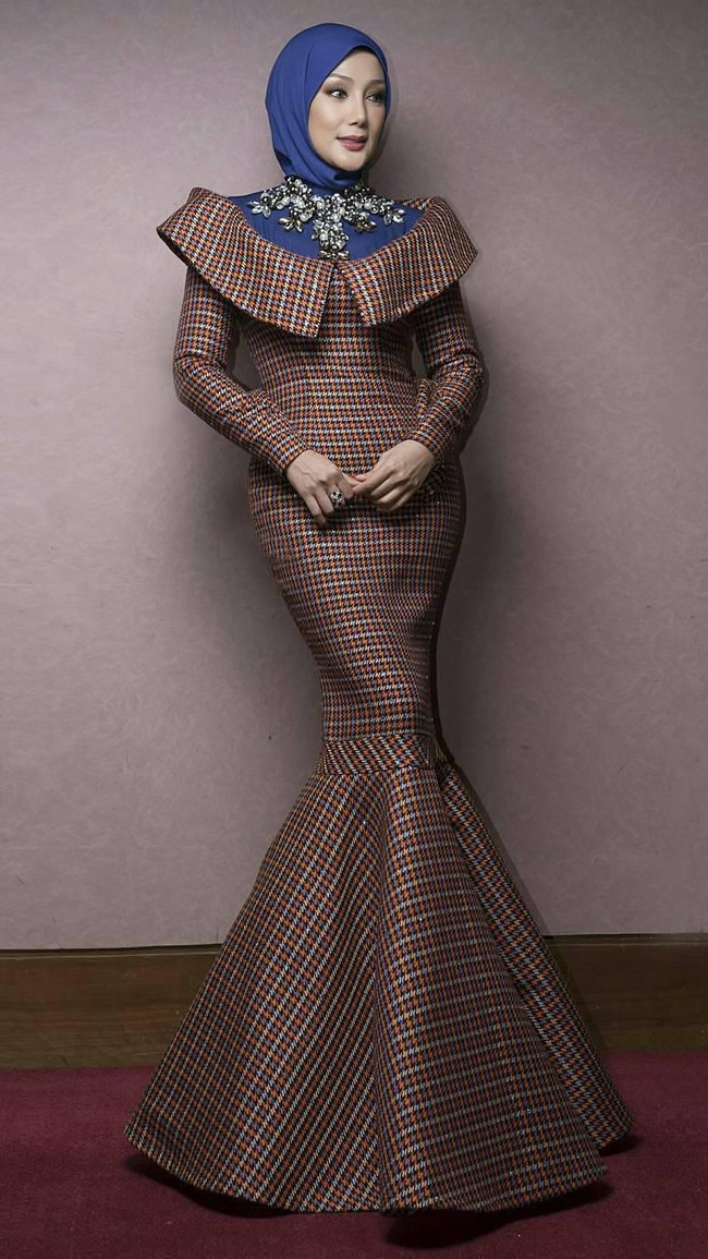 Gaya hijab Erra Fazira tampak simpel dan elegan. Seperti ketika ia menggunakan terusan panjang ini. Foto: Dok. Instagram @errafazira