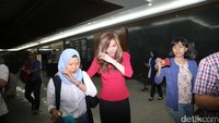 Inayah tampak mengenakan atasan peplum warna pink (Foto: Agung Pambudhy/detikcom)