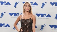Model berusia 20 tahun itu tampak sangat seksi dengan busana keduanya yankni lace hitam transparan dan tanpa mengenakan bra. Alberto E. Rodriguez/Getty Images/detikFoto.