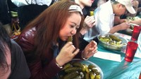 Di tahun 2010 dalam acara Isle Casino Pompano Park World Pickle Eating Championship di Pompano Beacg, Florida ada perlombaan unik. Pat Bertoletti mampu menurunkan 2,6 Kg dalam 6 menit dan dinobatkan sebagai pemecah rekor dunia. Foto: Istimewa
