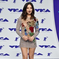 Gaun mini palyful dengan permainan embroidery rancangan Nicolas Jebran ini layak membuat Olivia Munn masuk daftar busana terbaik.