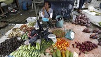 Meski pembangunan infrastruktur gencar dilakukan untuk mempermudah mobilitas orang dan barang, namun nyatanya sejumlah barang kebutuhan pokok dari Indonesia masih saja mahal. Maka para pedagang lebih memilih memasok sebagian barangnya dari Malaysia, negara yang berbatasan langsung dengan Indonesia.