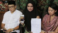 Emilda tampak didampingi Haris Azhar sebagai kuasa hukum Novel, Direktur Lembaga Bantuan Hukum (LBH) Alghiffari Aqsa, Kepala Divisi Pembelaan Hak Sipil dan Politik Komisi Untuk Orang Hilang dan Tindak Kekerasan (Kontras) Putri Kanesia dan Ketua Umum Pimpinan Pusat Pemuda Muhammadiyah Dahnil Anhar Simanjuntak.