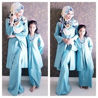 Erra Fazira tampil kompak dengan anak menggunakan kebaya warna biru muda. Foto: Dok. Instagram @errafazira