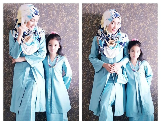 Erra Fazira tampil kompak dengan anak menggunakan kebaya warna biru muda. Foto: Dok. Instagram @errafazira