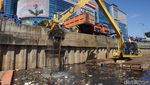 Coba Lihat, Begini Kerja Keras Petugas Bersihkan Sungai di Jakarta