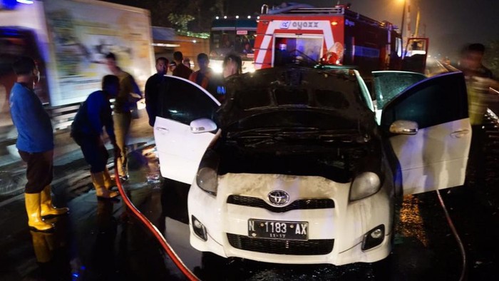 Yaris Terbakar di Pasuruan, Pengendara Selamat