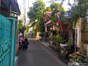 Herannya Tetangga Lihat Hujan Guyur 1 Rumah di Tebet