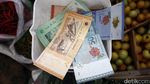 Belanja dengan Dua Mata Uang di Pasar Perbatasan Entikong
