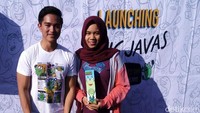 Kaesang Pangarep melayani permintaan foto bersama warga yang menghadiri peluncuran kaosnya. Bayu Ardi Isnanto/detikcom