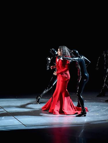 Viral, Aksi Penyanyi Muda Buka Baju dan Hapus Makeup di MTV VMA 2017