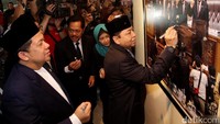Ketua DPR Setya Novanto saat menandatangani salah satu hasil foto yang dipamerkan di Kompleks Parlemen, Senayan, Jakarta, Selasa (29/8/2017).