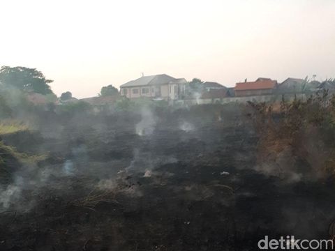 Api yang membakar lahan di gudang pabrik es padam/