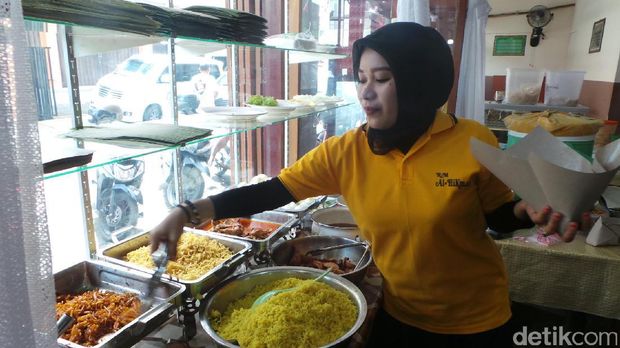 Pelayan meladeni nasi kuning (Wahyu/detikTravel)