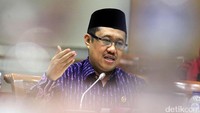 Ketua KY Aidul Fitriciada Azhari menghadiri rapat di Komisi III DPR.