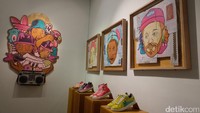 Karyanya menampilkan koleksi sneakers miliknya. Foto: Tia Agnes/ detikHOT