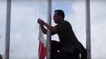 Begini Aksi Pak Guru Panjat Tiang untuk Betulkan Bendera RI Terbalik