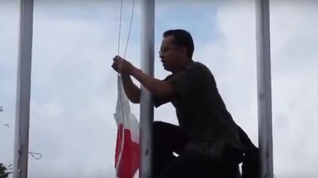 Aksi Pak Guru Hikmat saat betulkan bendera RI terbalik / 
