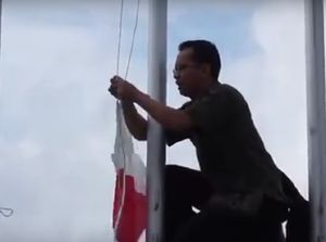 Begini Aksi Pak Guru Panjat Tiang untuk Betulkan Bendera RI Terbalik