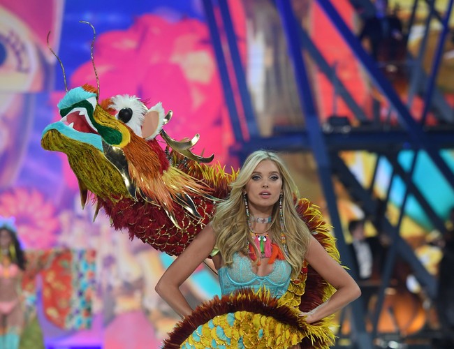 Juga masuk dalam deretan Angel Victorias Secret 2015, adalah Elsa Hosk asal Swedia.