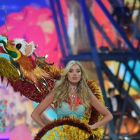 Juga masuk dalam deretan Angel Victorias Secret 2015, adalah Elsa Hosk asal Swedia.