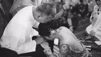 Tak hanya siraman, Raisa juga menggelar prosesi sungkem pada kedua orangtua. (Foto: Instagram/bridestory)