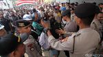 Puluhan Warga Geruduk MK Tolak Keputusan Sengketa Pilkada