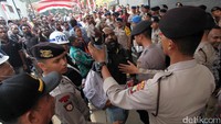 Awalnya mereka ingin masuk ke ruang sidang, tetapi dicegah oleh aparat kepolisian. Karena dilarang masuk, masyarakat Intan Jaya Papua langsung berorasi.