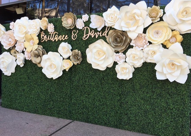 Ingin terlihat lebih personal dari calon pengantin lainnya? Taruh tulisan nama Anda dan pasangan seperti ini? Cocok pula jadi background untuk foto dengan keluarga dan teman. (Foto: Instagram thebluedahlia)