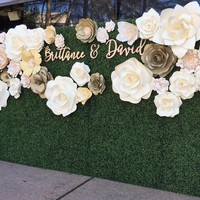 Ingin terlihat lebih personal dari calon pengantin lainnya? Taruh tulisan nama Anda dan pasangan seperti ini? Cocok pula jadi background untuk foto dengan keluarga dan teman. (Foto: Instagram thebluedahlia)